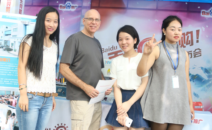 正航參展的業(yè)務(wù)同事與外國友人合照留念